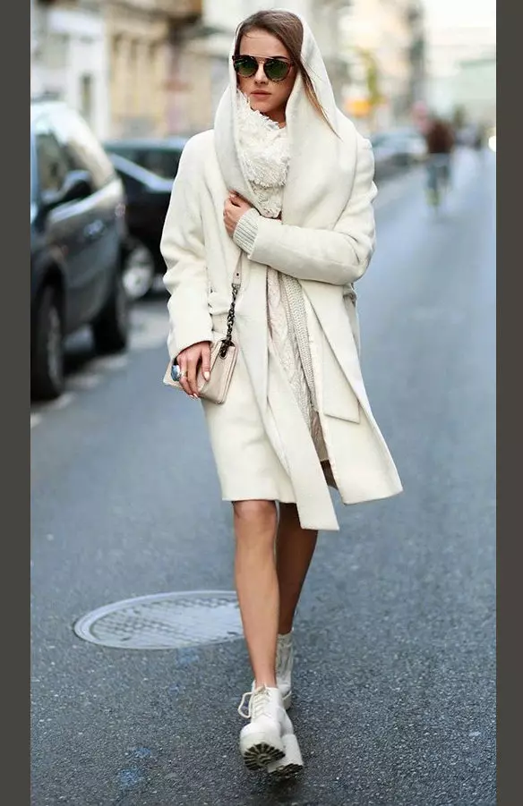 Wanita Putih Coat (183 Foto): Pendek, Dari Mango, Dari Belarus, Bagaimana Membersihkan Coat, Long, Scarf untuk Coat Putih, Berpakaian 583_37