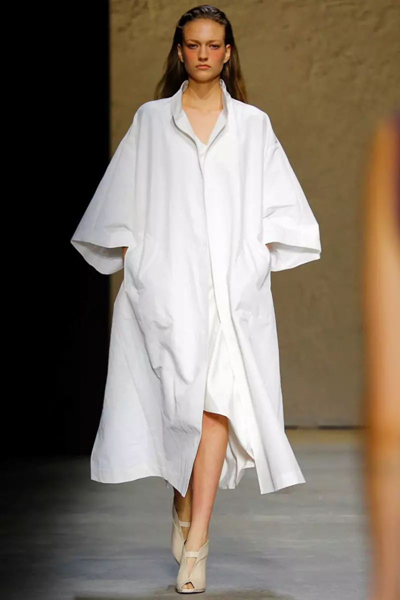 Mantel Putih Wanita (183 foto): Pendek, dari Mango, dari Belarus, Cara membersihkan mantel, panjang, syal untuk mantel putih, berkerudung 583_58
