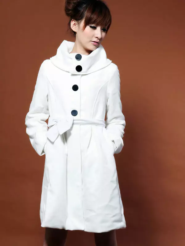 महिला पांढरे कोट (183 फोटो): बेलारूसपासून, आंबा येथून, पांढरा कोट, लांब, स्कार्फला कसे स्वच्छ करावे, हूड 583_8