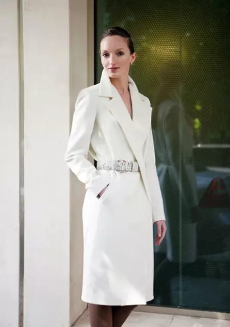 Naisten White Coat (183 kuvaa): Lyhyt, Mango, Valko-Venäjä, kuinka puhdistaa takki, pitkä, huivi valkoinen takki, hupullinen 583_83