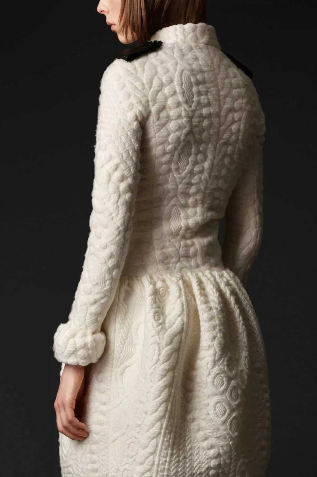 Mantel Putih Wanita (183 foto): Pendek, dari Mango, dari Belarus, Cara membersihkan mantel, panjang, syal untuk mantel putih, berkerudung 583_89