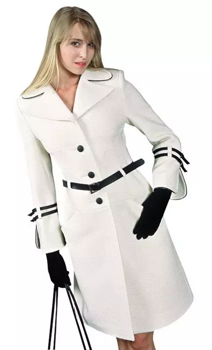 महिला पांढरे कोट (183 फोटो): बेलारूसपासून, आंबा येथून, पांढरा कोट, लांब, स्कार्फला कसे स्वच्छ करावे, हूड 583_9