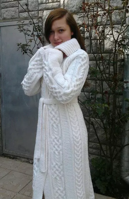 Mantel Putih Wanita (183 foto): Pendek, dari Mango, dari Belarus, Cara membersihkan mantel, panjang, syal untuk mantel putih, berkerudung 583_93