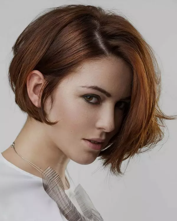 Кратке фризуре на танкој коси (59 фотографија): модне фризуре за жене за женске и ретке, равне и таласасте косе. Модеристи опције за жене са округлим и овалним лицем 5841_10