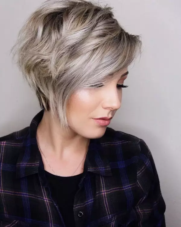 Short haircuts on thin hair (59 photos): Fashionable women's haircuts for ladies with liquid and rare, straight and wavy hair. Stylish options for women with a round and oval face 5841_11