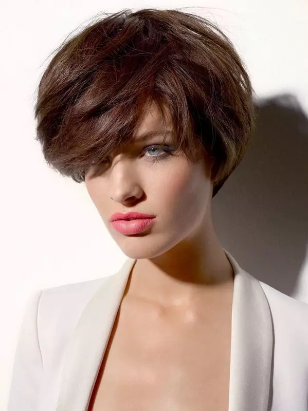 Short haircuts on thin hair (59 photos): Fashionable women's haircuts for ladies with liquid and rare, straight and wavy hair. Stylish options for women with a round and oval face 5841_12
