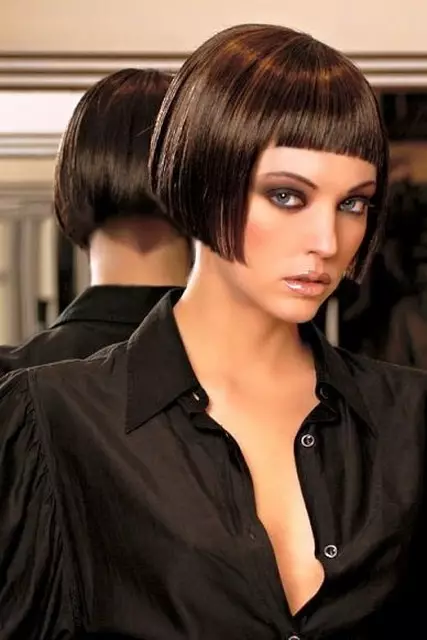 Кратке фризуре на танкој коси (59 фотографија): модне фризуре за жене за женске и ретке, равне и таласасте косе. Модеристи опције за жене са округлим и овалним лицем 5841_16
