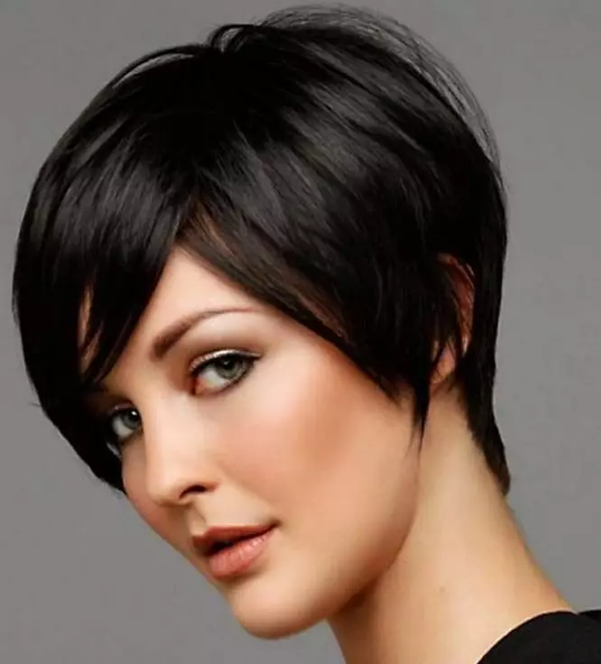 Кратке фризуре на танкој коси (59 фотографија): модне фризуре за жене за женске и ретке, равне и таласасте косе. Модеристи опције за жене са округлим и овалним лицем 5841_17