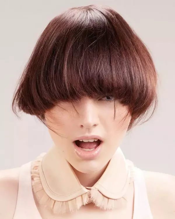Кратке фризуре на танкој коси (59 фотографија): модне фризуре за жене за женске и ретке, равне и таласасте косе. Модеристи опције за жене са округлим и овалним лицем 5841_18
