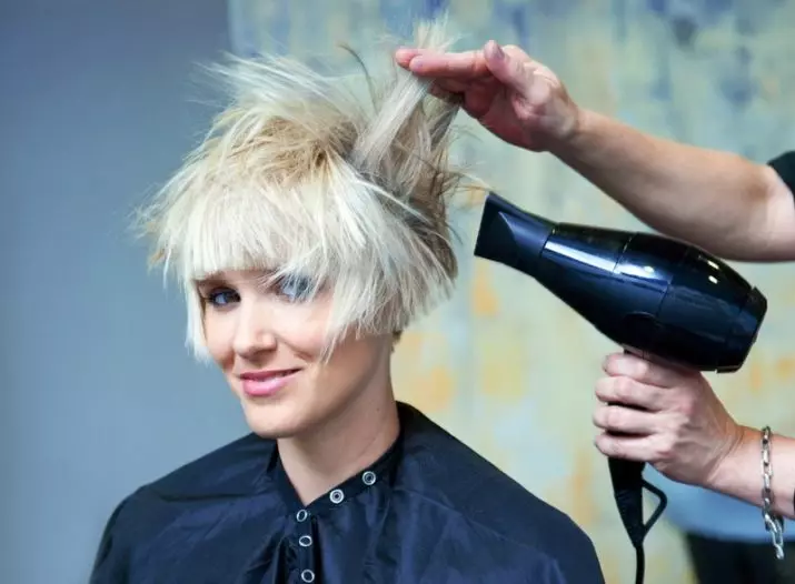 Korte hårklipp på tyndt hår (59 billeder): Fashionable Women's Haircuts til Damer med flydende og sjældent, lige og bølget hår. Stilfulde muligheder for kvinder med et rundt og ovalt ansigt 5841_19