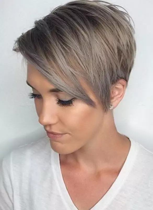 Short haircuts on thin hair (59 photos): Fashionable women's haircuts for ladies with liquid and rare, straight and wavy hair. Stylish options for women with a round and oval face 5841_20