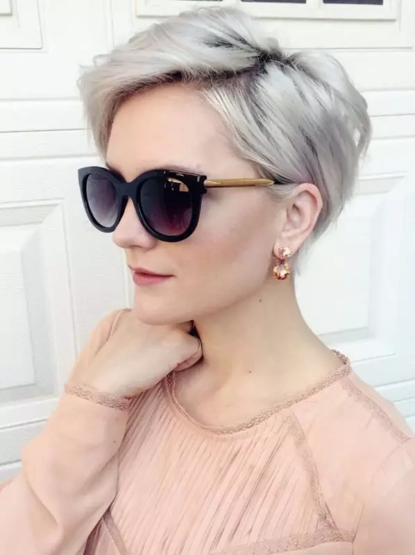 Short haircuts on thin hair (59 photos): Fashionable women's haircuts for ladies with liquid and rare, straight and wavy hair. Stylish options for women with a round and oval face 5841_22