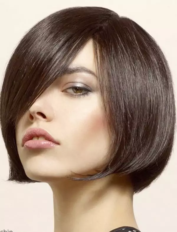 Кратке фризуре на танкој коси (59 фотографија): модне фризуре за жене за женске и ретке, равне и таласасте косе. Модеристи опције за жене са округлим и овалним лицем 5841_29