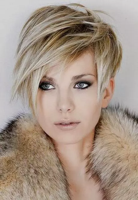 Short haircuts on thin hair (59 photos): Fashionable women's haircuts for ladies with liquid and rare, straight and wavy hair. Stylish options for women with a round and oval face 5841_31