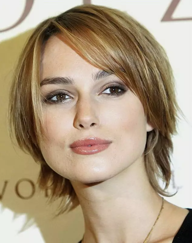 Short haircuts on thin hair (59 photos): Fashionable women's haircuts for ladies with liquid and rare, straight and wavy hair. Stylish options for women with a round and oval face 5841_35