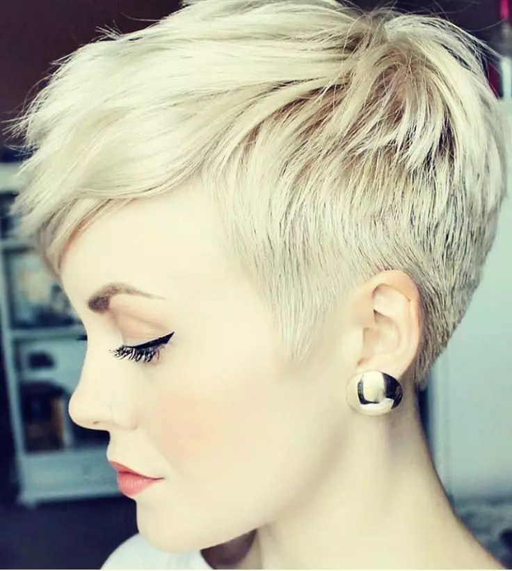 Кратке фризуре на танкој коси (59 фотографија): модне фризуре за жене за женске и ретке, равне и таласасте косе. Модеристи опције за жене са округлим и овалним лицем 5841_39