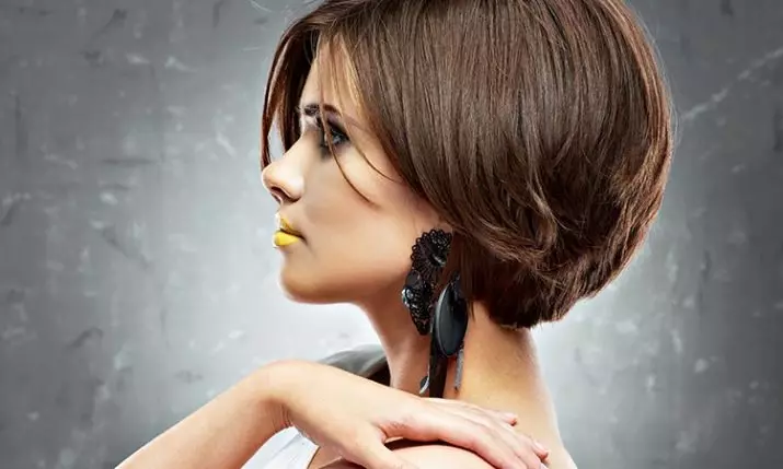 Кратке фризуре на танкој коси (59 фотографија): модне фризуре за жене за женске и ретке, равне и таласасте косе. Модеристи опције за жене са округлим и овалним лицем 5841_4