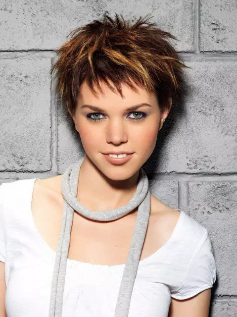 Short haircuts on thin hair (59 photos): Fashionable women's haircuts for ladies with liquid and rare, straight and wavy hair. Stylish options for women with a round and oval face 5841_42