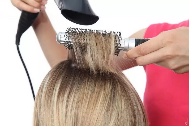 Кратке фризуре на танкој коси (59 фотографија): модне фризуре за жене за женске и ретке, равне и таласасте косе. Модеристи опције за жене са округлим и овалним лицем 5841_50