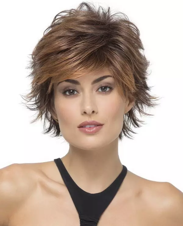 Short haircuts on thin hair (59 photos): Fashionable women's haircuts for ladies with liquid and rare, straight and wavy hair. Stylish options for women with a round and oval face 5841_52