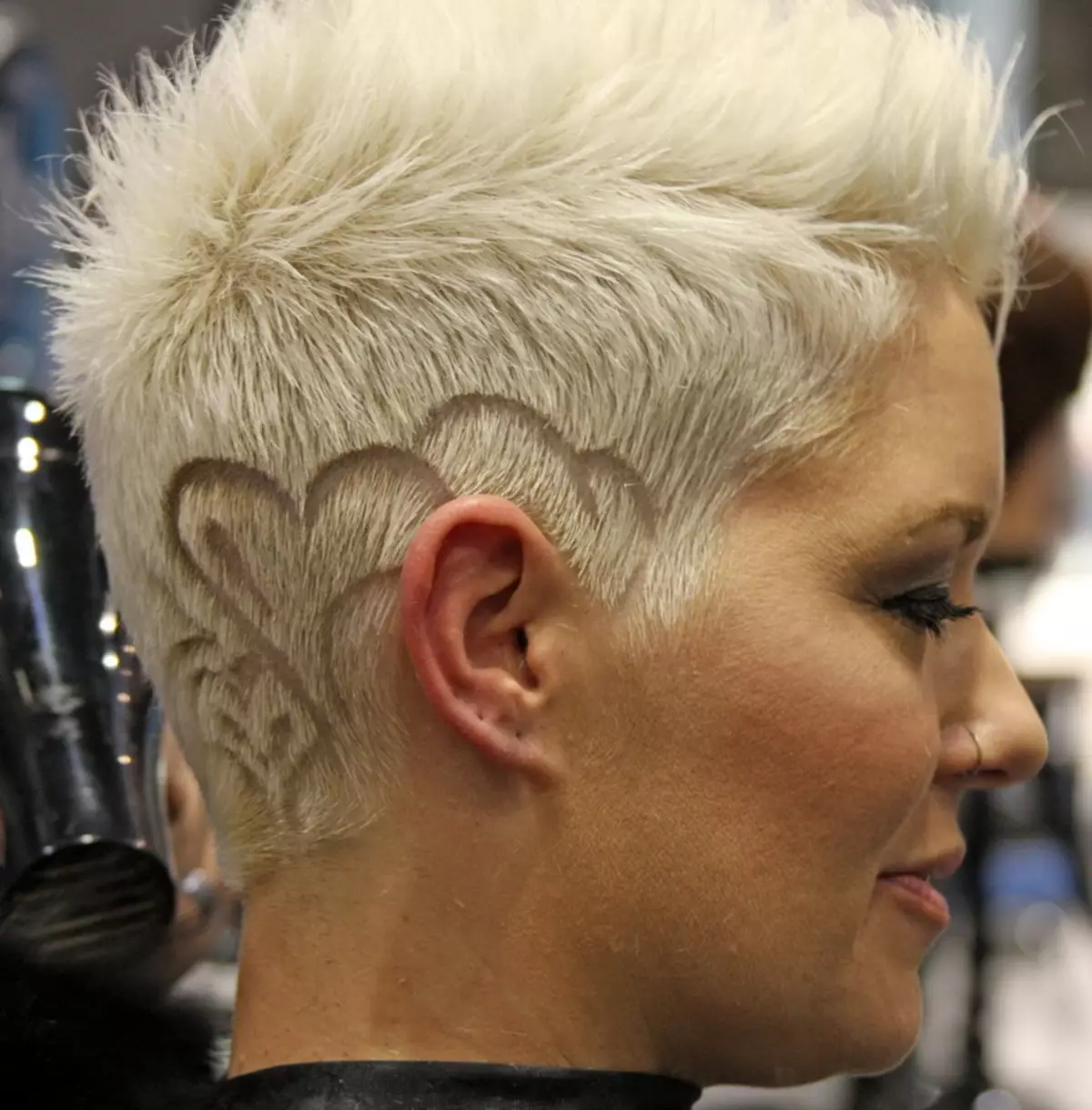 Korte hårklipp på tyndt hår (59 billeder): Fashionable Women's Haircuts til Damer med flydende og sjældent, lige og bølget hår. Stilfulde muligheder for kvinder med et rundt og ovalt ansigt 5841_55