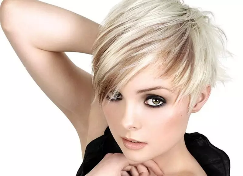 Short haircuts on thin hair (59 photos): Fashionable women's haircuts for ladies with liquid and rare, straight and wavy hair. Stylish options for women with a round and oval face 5841_9