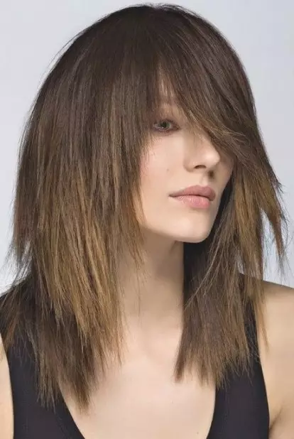 Epäsymmetriset hiukset keskikokoisille hiuksille (39 valokuvaa): Asetukset. Kuinka tehdä naispuolinen kampaus epäsymmetria ja bangs? 5843_17