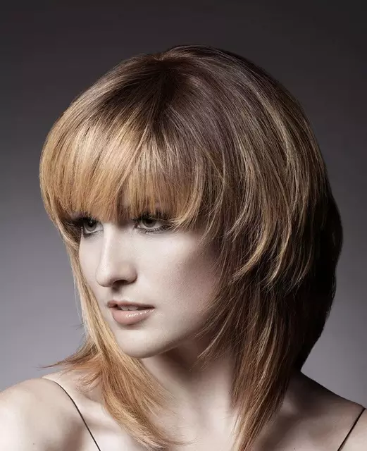 Aszimmetrikus haircuts a közepes hajra (39 fénykép): Laying opciók. Hogyan készítsünk egy női frizura az aszimmetria és a frufru? 5843_19