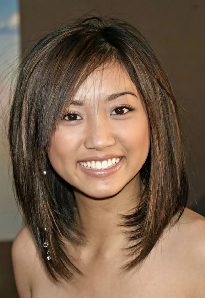 Haircuts me bangs oblique (39 foto): haircuts në modë me bangs në flokë të shkurtër dhe të gjatë, hairstyles e grave origjinale dhe në modë të grave 5844_12