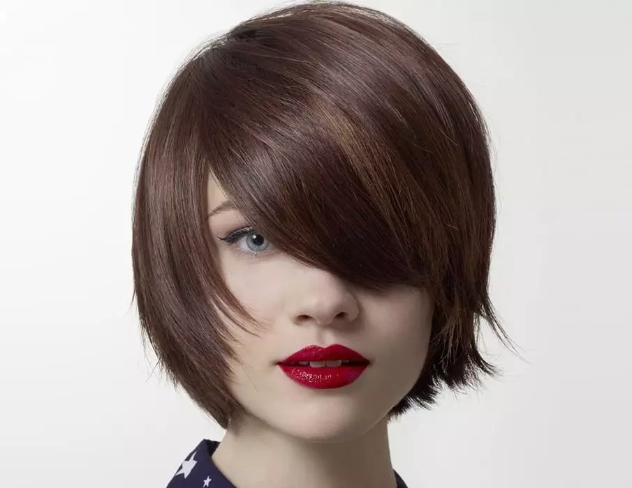 Eğik patlama (39 fotoğraf) ile saç kesimi: Kısa ve uzun saçlı patlama ile şık saç kesimi, orijinal ve şık kadın saç modelleri 5844_38