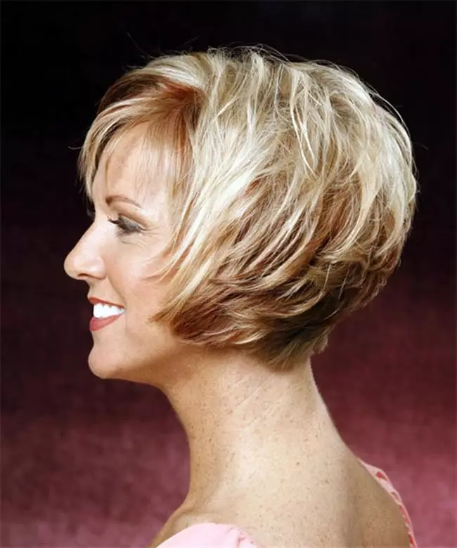 Κούρεμα πολλαπλών στρώσεων για μικρά μαλλιά (27 φωτογραφίες): Επιλέξτε τα ογκομετρικά στρώματα Hairstyle για τις γυναίκες με λεπτά και παχιά μαλλιά 5849_12