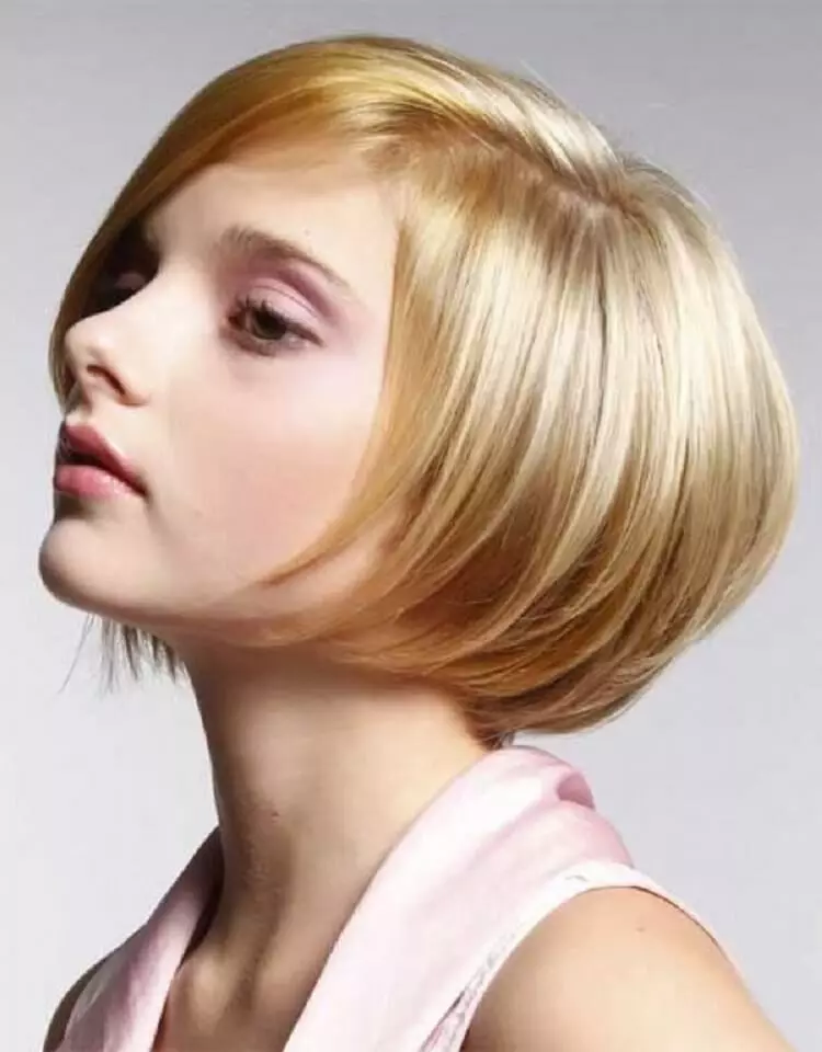 Κούρεμα πολλαπλών στρώσεων για μικρά μαλλιά (27 φωτογραφίες): Επιλέξτε τα ογκομετρικά στρώματα Hairstyle για τις γυναίκες με λεπτά και παχιά μαλλιά 5849_17