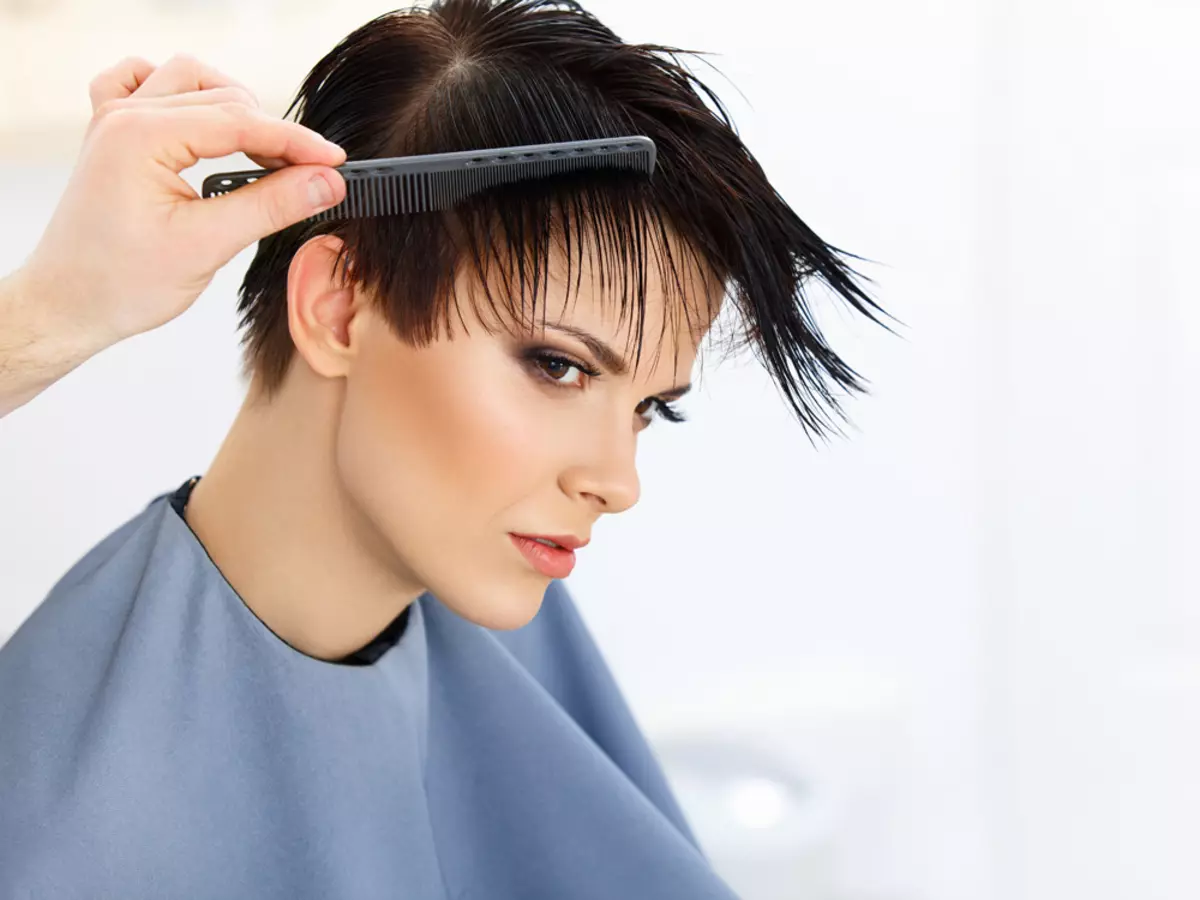 Κούρεμα πολλαπλών στρώσεων για μικρά μαλλιά (27 φωτογραφίες): Επιλέξτε τα ογκομετρικά στρώματα Hairstyle για τις γυναίκες με λεπτά και παχιά μαλλιά 5849_2
