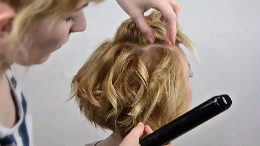 Κούρεμα πολλαπλών στρώσεων για μικρά μαλλιά (27 φωτογραφίες): Επιλέξτε τα ογκομετρικά στρώματα Hairstyle για τις γυναίκες με λεπτά και παχιά μαλλιά 5849_27