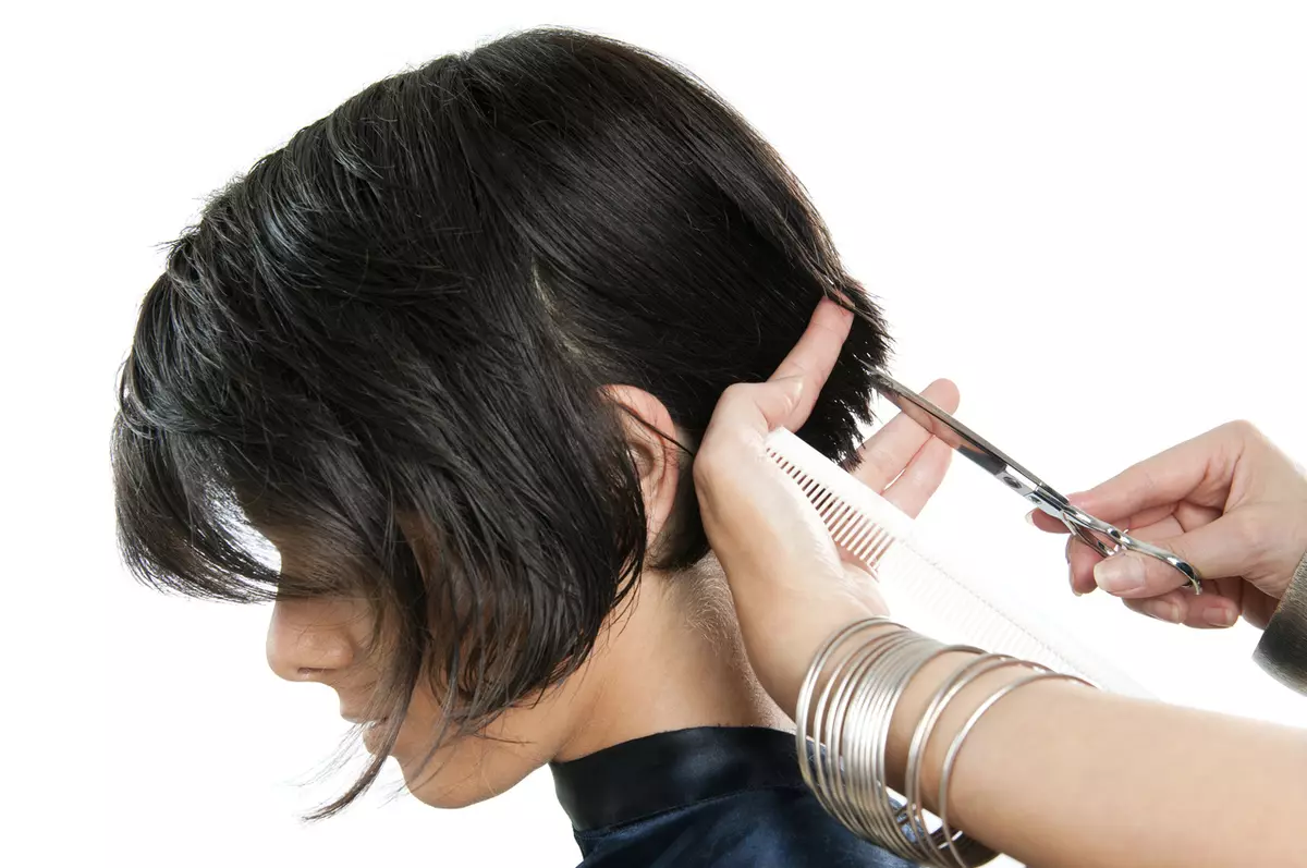 Κούρεμα πολλαπλών στρώσεων για μικρά μαλλιά (27 φωτογραφίες): Επιλέξτε τα ογκομετρικά στρώματα Hairstyle για τις γυναίκες με λεπτά και παχιά μαλλιά 5849_4