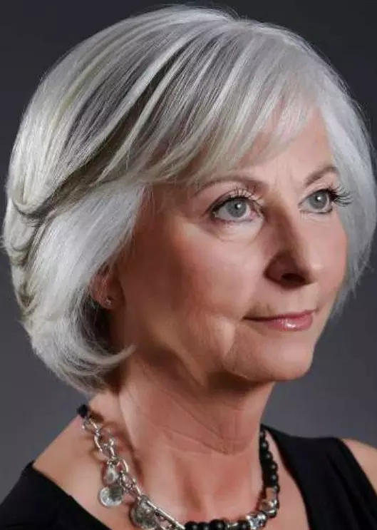 Frizure s bangs na srednjoj kosi za žene nakon 40 godina (21 fotografije): odabir frizura za žene s ravnom i valovitom kosom 5851_21