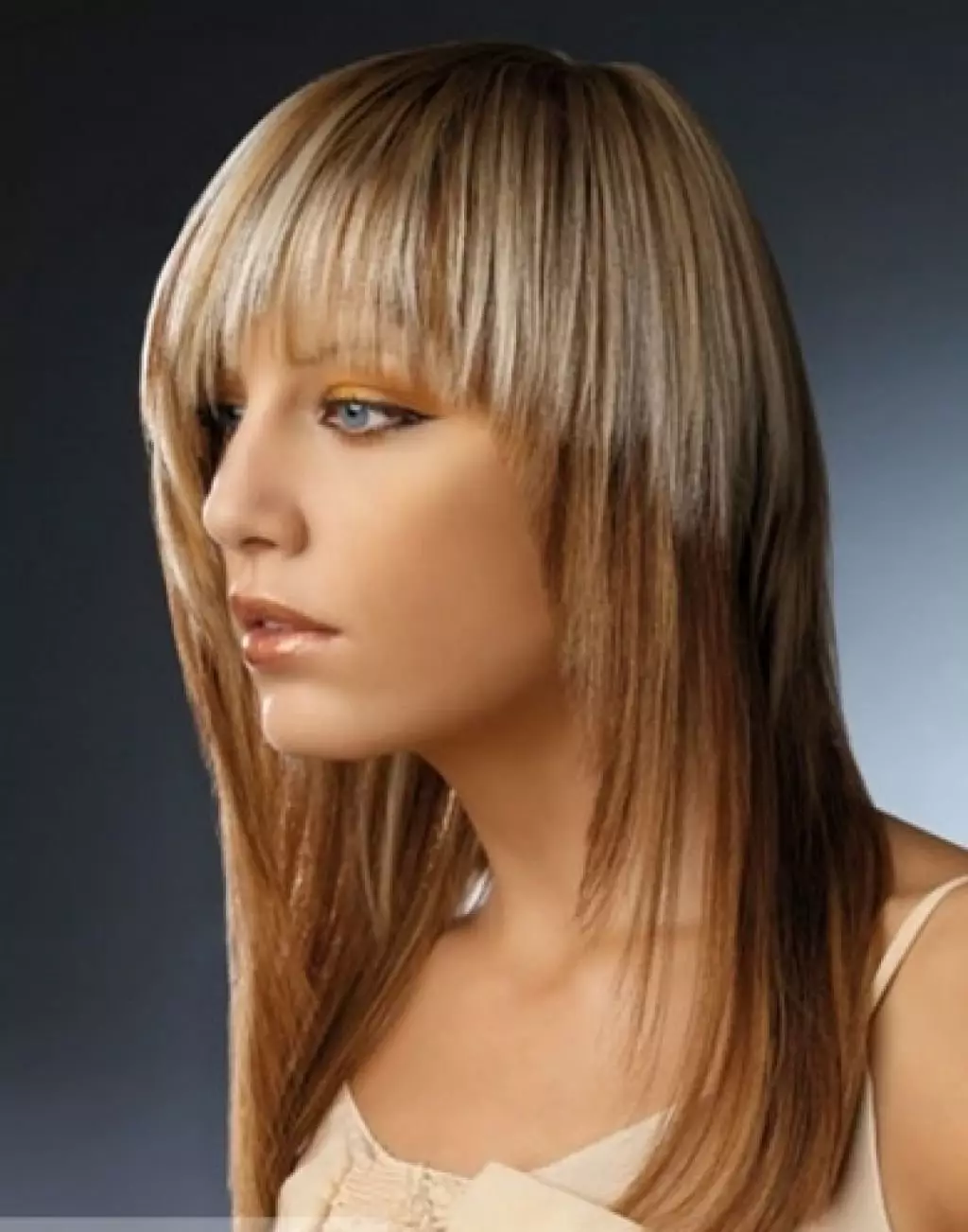 Asymmetresch Hoercuts fir laang Hoer (38 Fotoen): weiblech Frisuren mat Asymmetrie mat Bangs an ouni et 5855_14