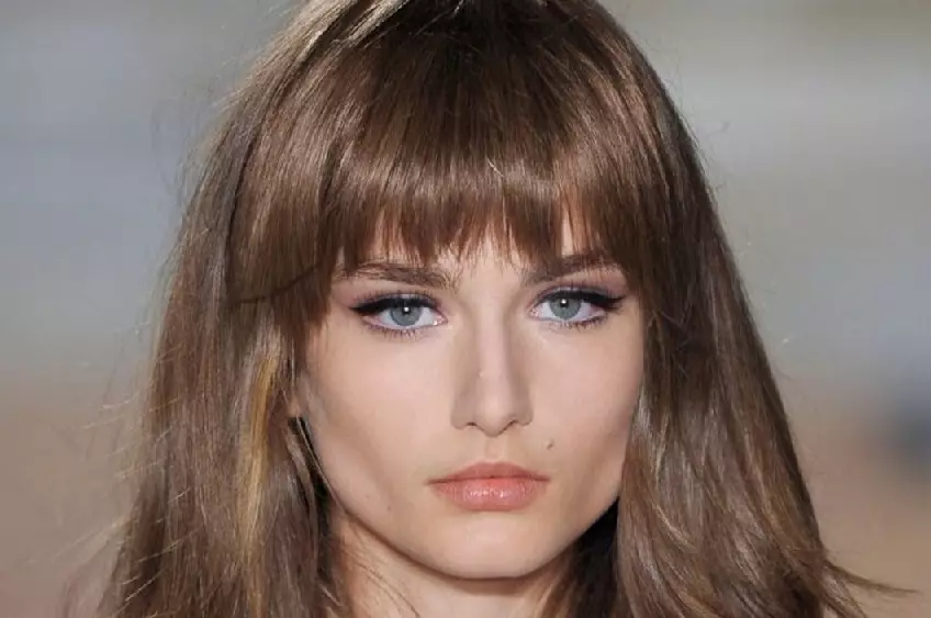 Asymmetresch Hoercuts fir laang Hoer (38 Fotoen): weiblech Frisuren mat Asymmetrie mat Bangs an ouni et 5855_19