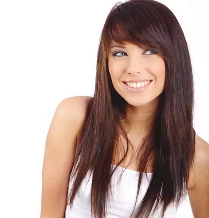 ასიმეტრიული თმის ვარცხნილობა გრძელი თმა (38 ფოტო): ქალი hairstyles ერთად ასიმეტრია ერთად bangs და მის გარეშე 5855_26