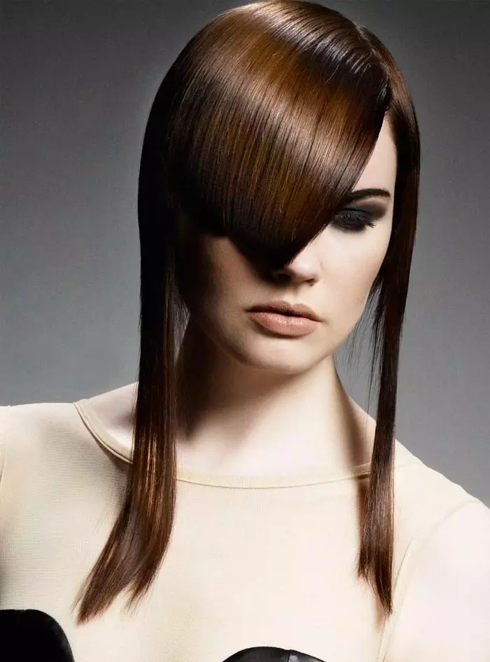 ასიმეტრიული თმის ვარცხნილობა გრძელი თმა (38 ფოტო): ქალი hairstyles ერთად ასიმეტრია ერთად bangs და მის გარეშე 5855_31