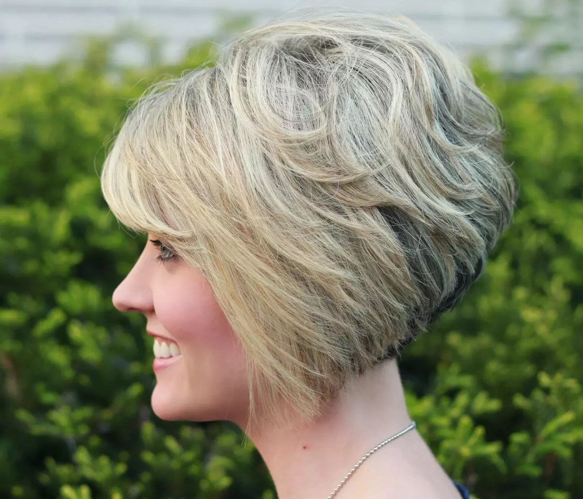 45 yaşından sonra genç olan saç kesimi (26 fotoğraf): 45 yaşında kadınlar için saç modelleri Yuvarlak, oval ve diğer yüz formları ile, gençleştirici bir saç kesimi seçin 5860_10