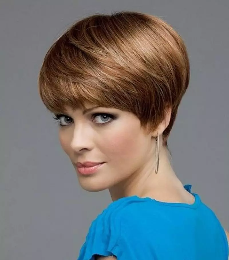 45 yaşından sonra genç olan saç kesimi (26 fotoğraf): 45 yaşında kadınlar için saç modelleri Yuvarlak, oval ve diğer yüz formları ile, gençleştirici bir saç kesimi seçin 5860_17