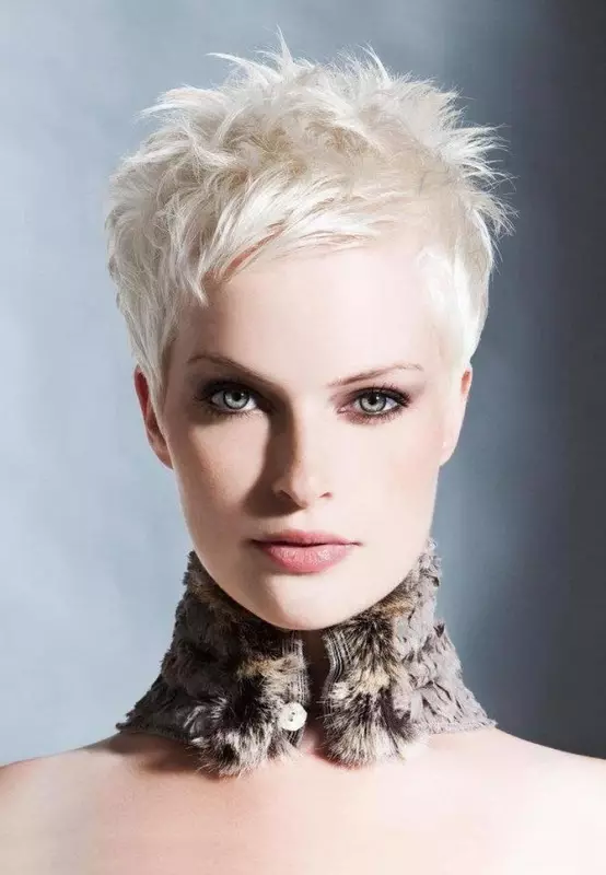 Creative Women's Haircuts: Hiel modieuze en kreative kapsels mei ôfskeard timpel, koart hier kapsel 5868_37