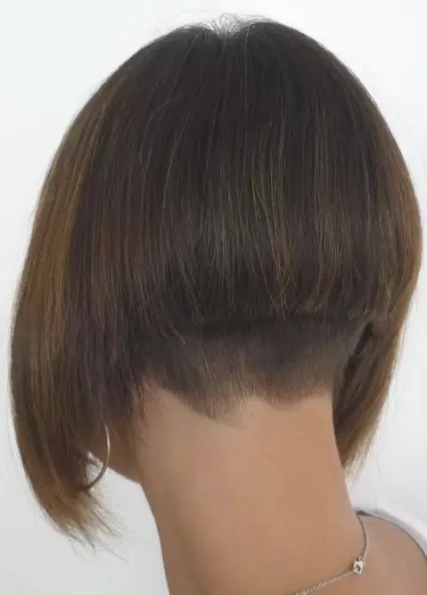 Крисеве женске фризуре: Врло модерна и креативна фризура са обријаним храмом, кратким косом 5868_9