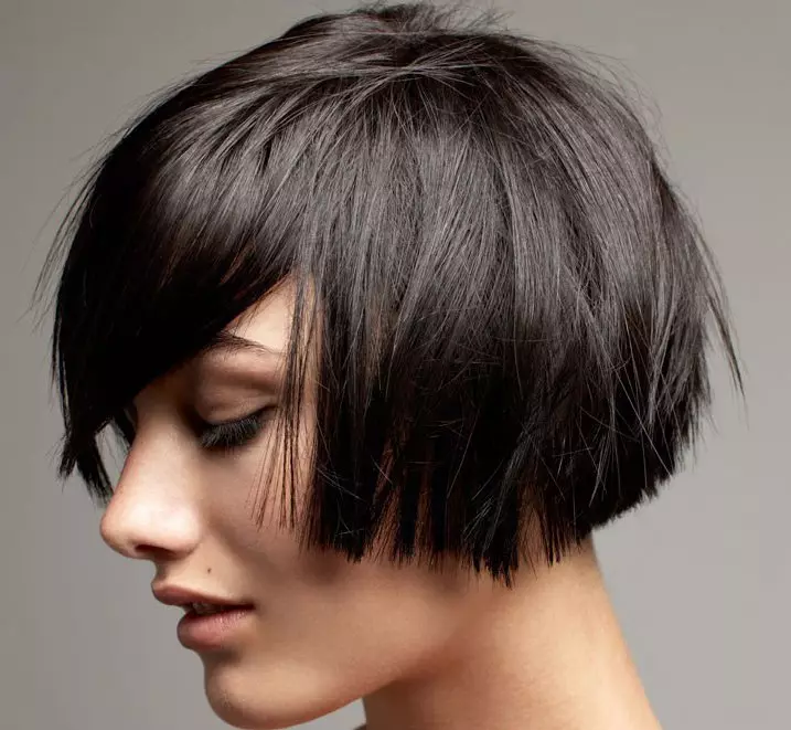 短い髪の強打のある髪型（83写真）：ストレートバングと女性のヘアカット、薄い髪の女性のための美しい体積ヘアスタイル 5882_24