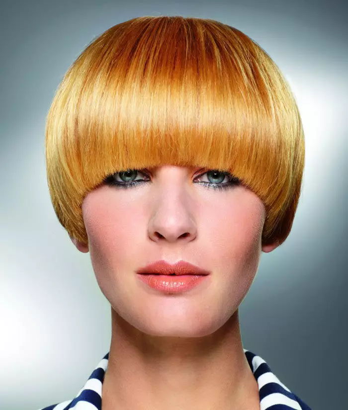 短い髪の強打のある髪型（83写真）：ストレートバングと女性のヘアカット、薄い髪の女性のための美しい体積ヘアスタイル 5882_31
