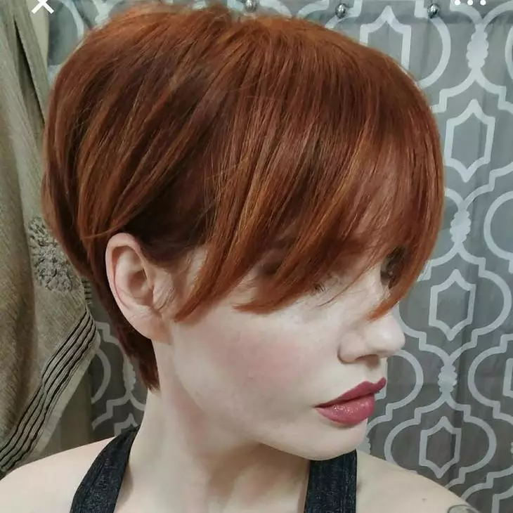 Cortes de pelo con flequillos en el pelo corto (83 fotos): Cortes de pelo para mujeres con flequillo recto, hermosos peinados volumétricos para mujeres en el cabello delgado 5882_4