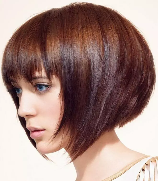 Cortes de pelo con flequillos en el pelo corto (83 fotos): Cortes de pelo para mujeres con flequillo recto, hermosos peinados volumétricos para mujeres en el cabello delgado 5882_48