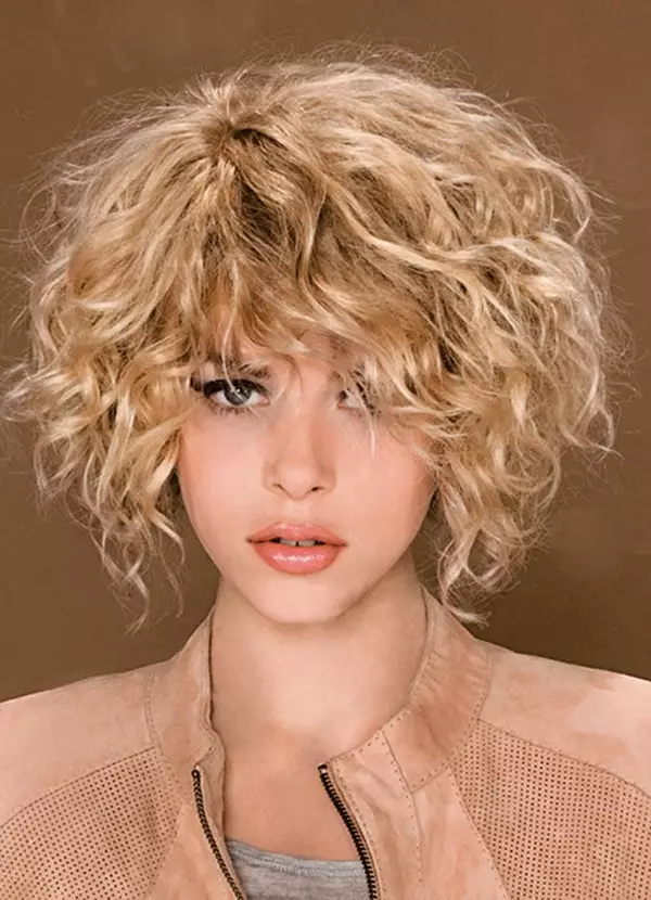 Cortes de pelo con flequillos en el pelo corto (83 fotos): Cortes de pelo para mujeres con flequillo recto, hermosos peinados volumétricos para mujeres en el cabello delgado 5882_52