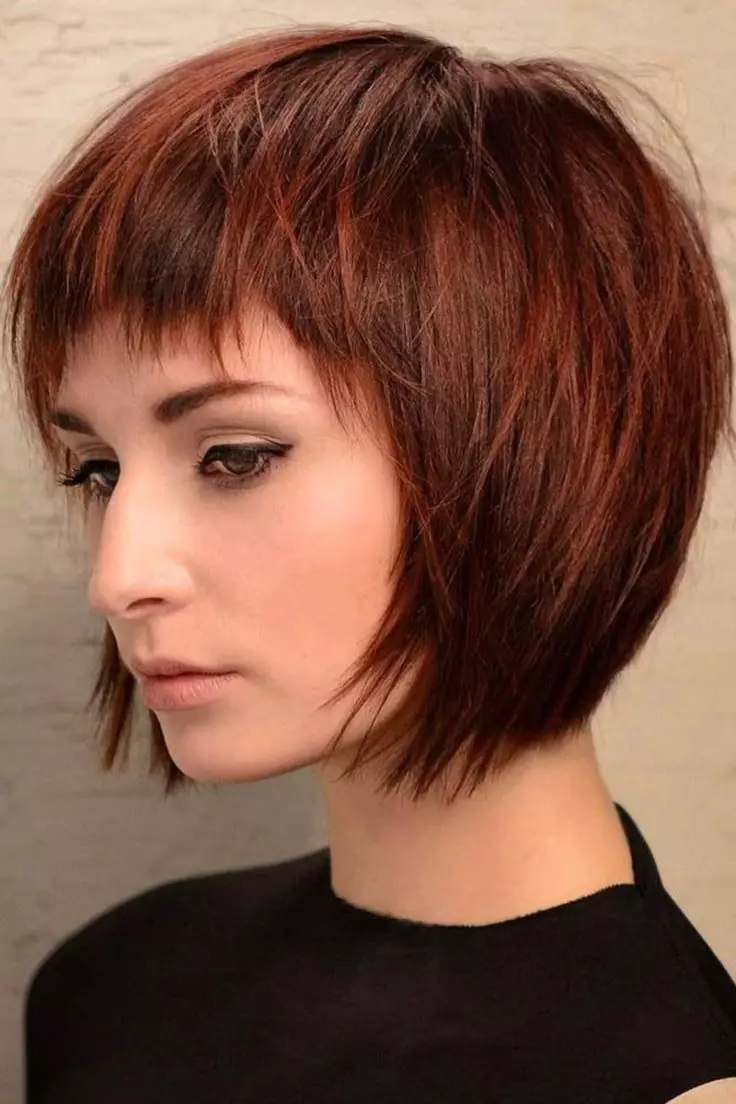 Cortes de pelo con flequillos en el pelo corto (83 fotos): Cortes de pelo para mujeres con flequillo recto, hermosos peinados volumétricos para mujeres en el cabello delgado 5882_70